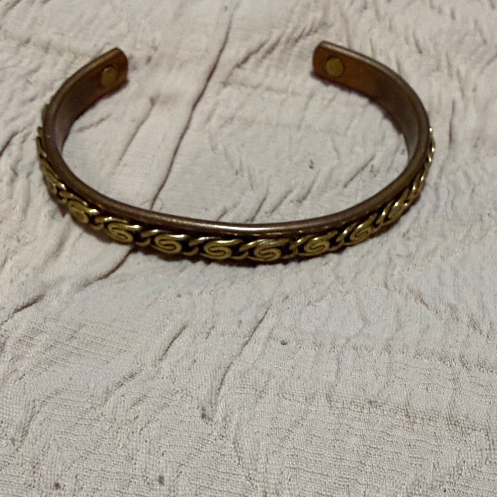 Elegant Gold-Tone adjustable Bracelet